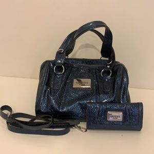 Guess hand/shoulder handbag w/ matching wallet.